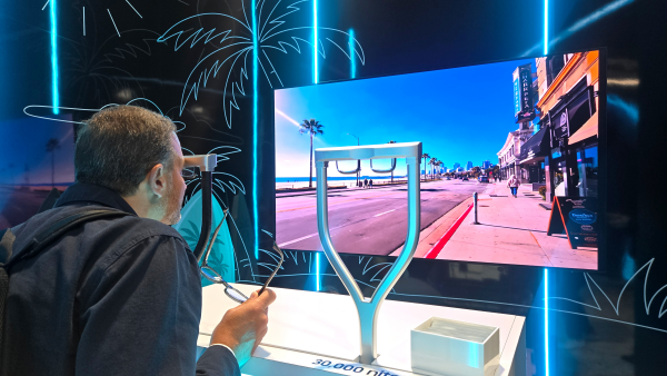 Samsung RGB OLEDoS ekran Samsung RGB OLEDoS ekran